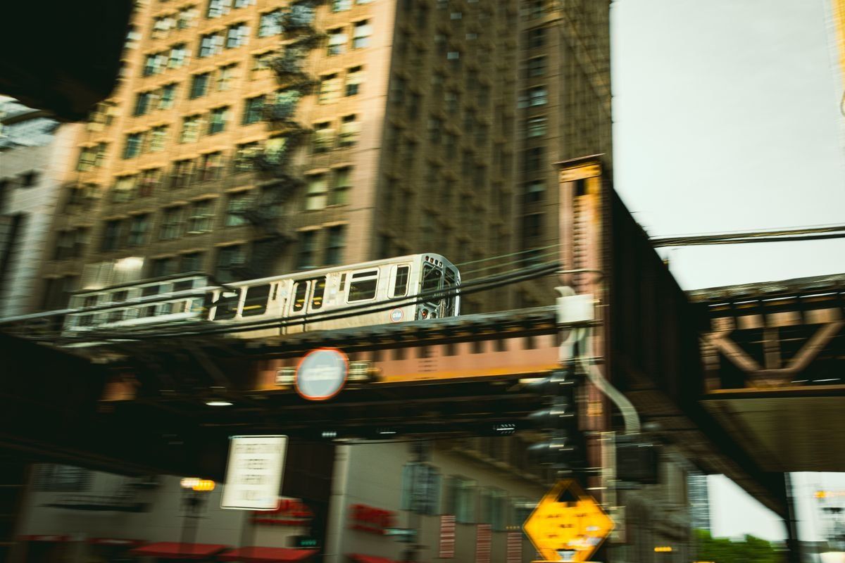 Tren elevado pasando entre edificios altos en una calle del centro de Chicago