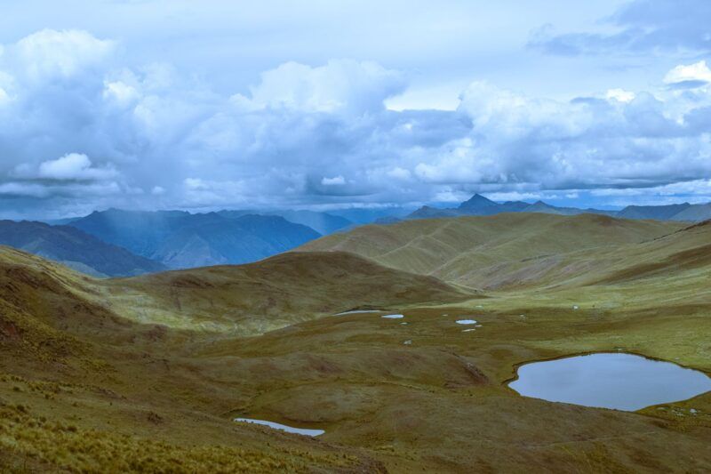 Valle de montaña con lagunas en los Andes cerca de Cusco, en Perú
