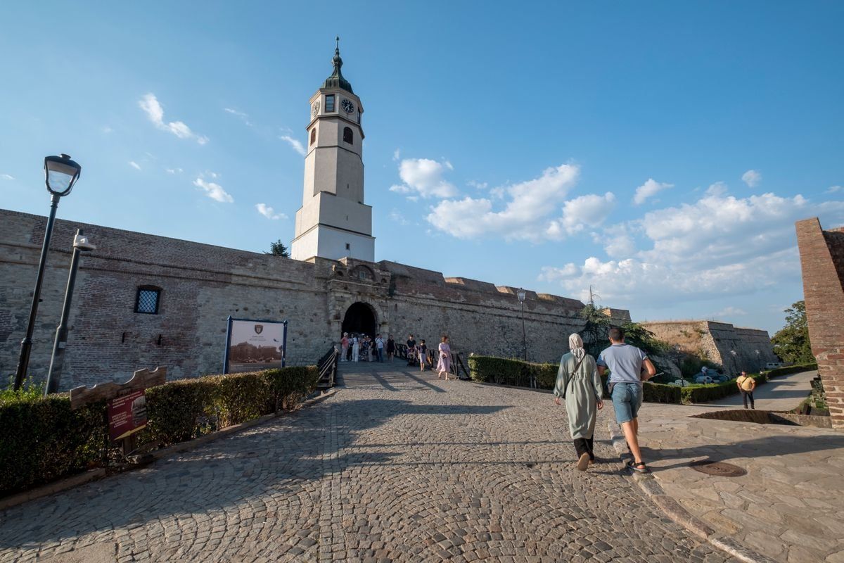 Visitantes caminando por la entrada de la fortaleza de Kalemegdan en un día soleado