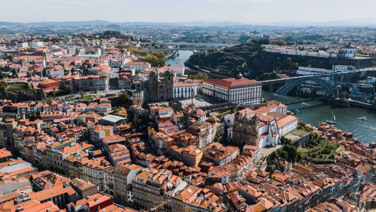 Vista aérea de Oporto con tejados rojizos, río Duero y puentes