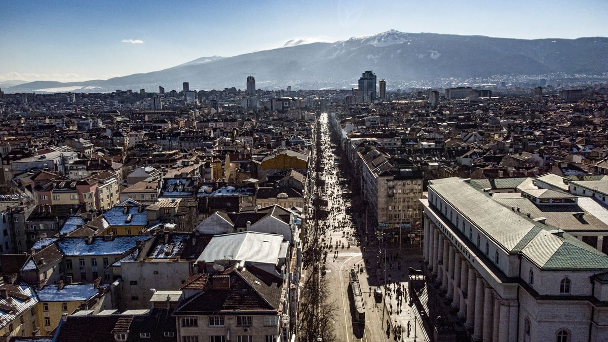 Vista aérea de Sofía con una avenida recta y la montaña Vitosha al fondo